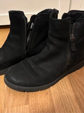 Ecco Black Leather Zip Ankle Booties